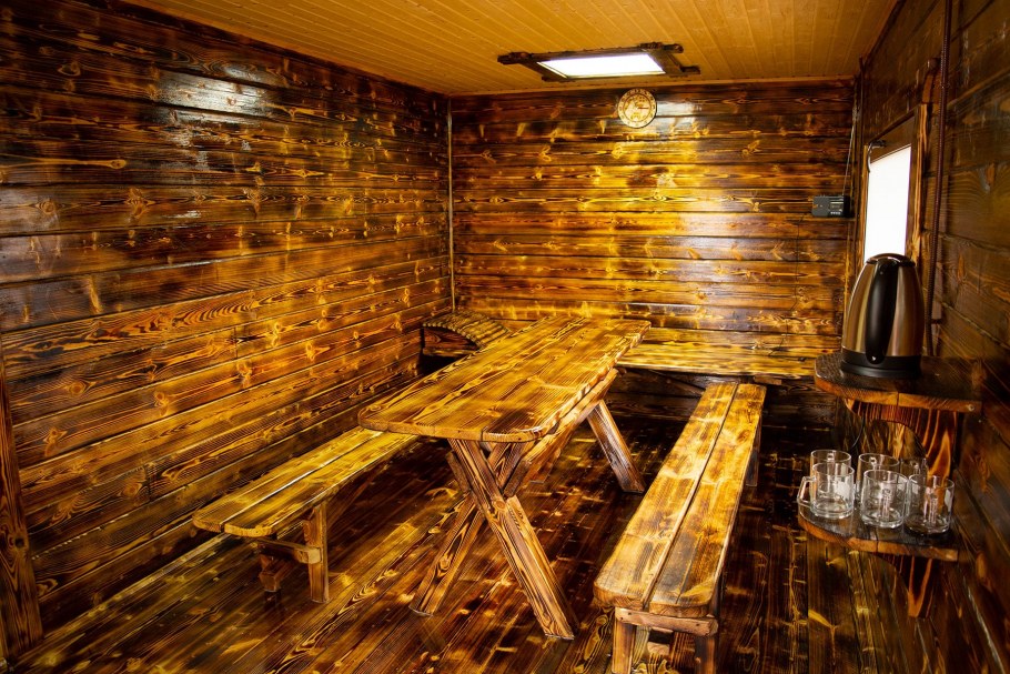 Ствол дерева в интерьере