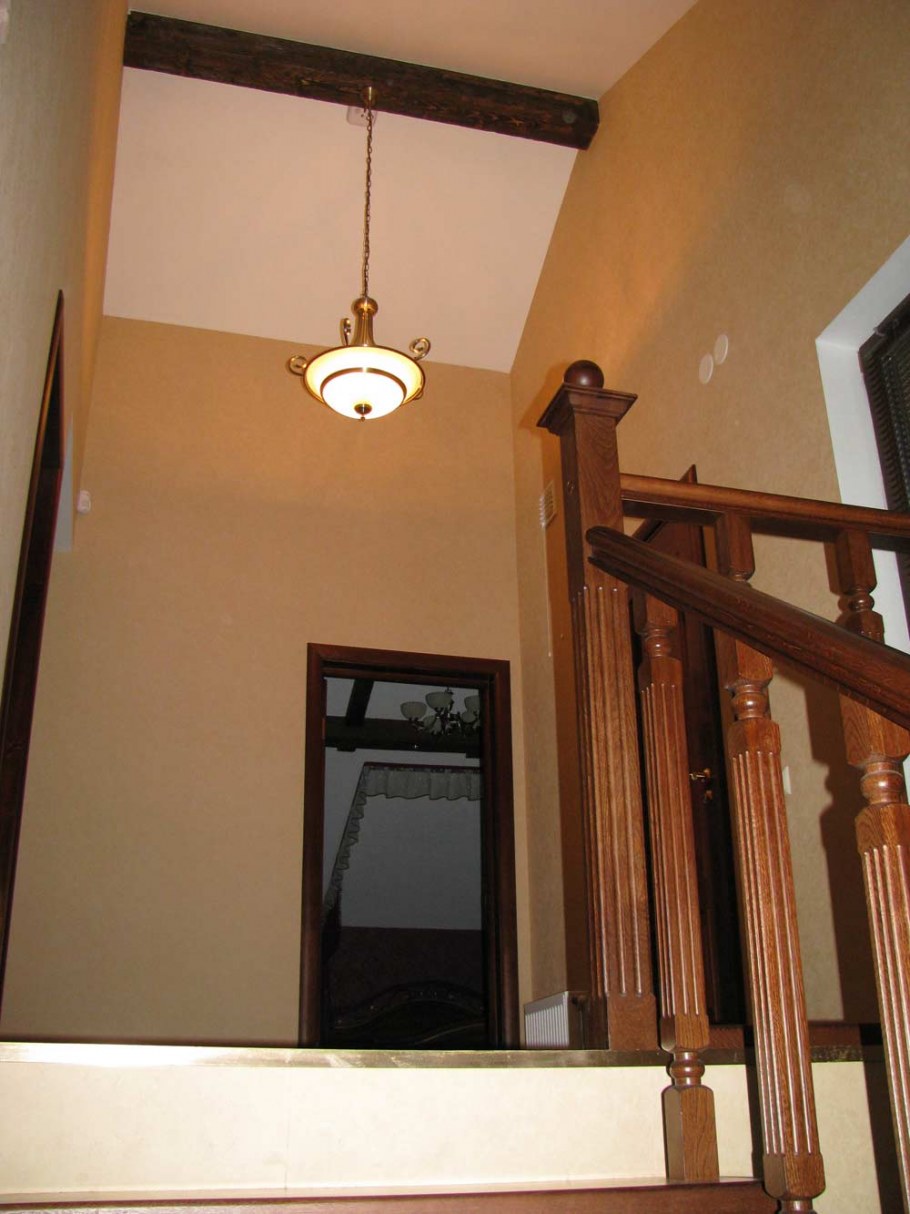 Бра на лестнице в деревянном доме