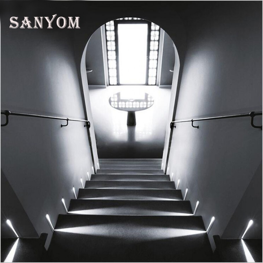 Светильники на деревянной лестничной площадке