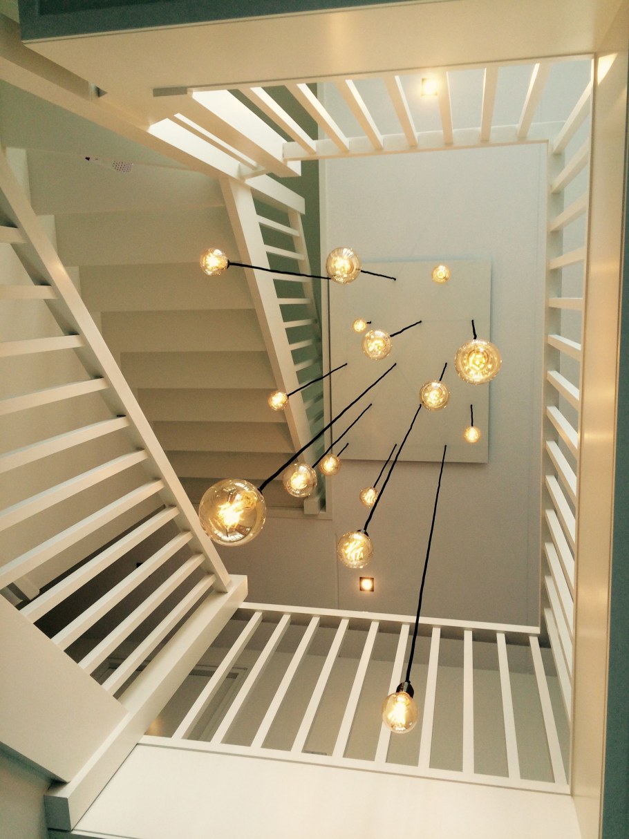 Светильники над лестничным пролетом