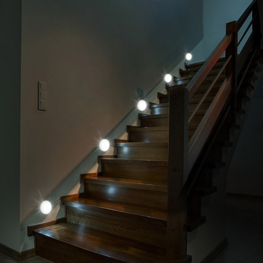 Длинная люстра для лестницы