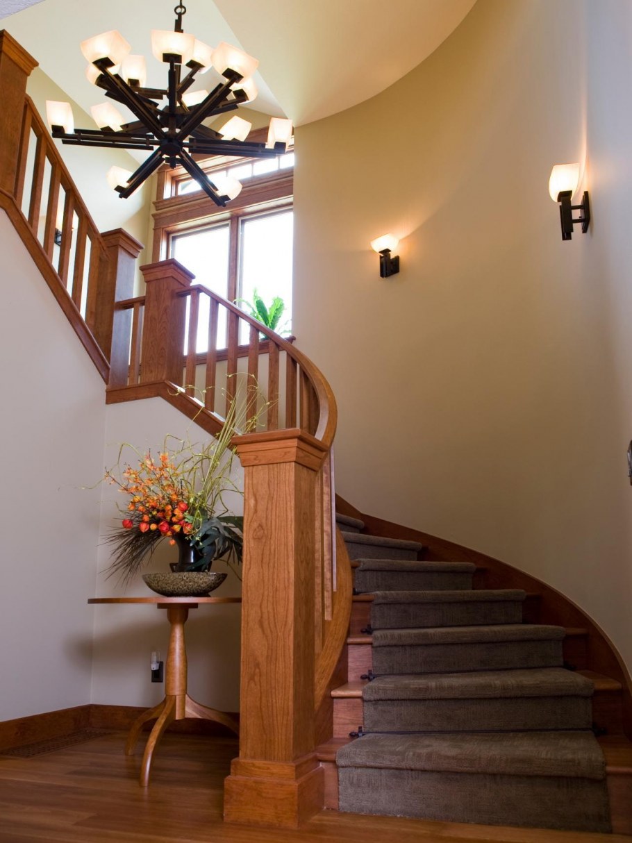 Люстра на лестницу