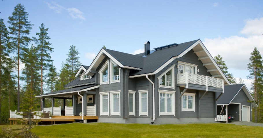 Двухэтажный дом серого цвета