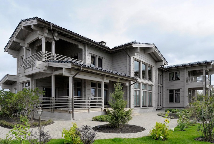 Белый деревянный дом