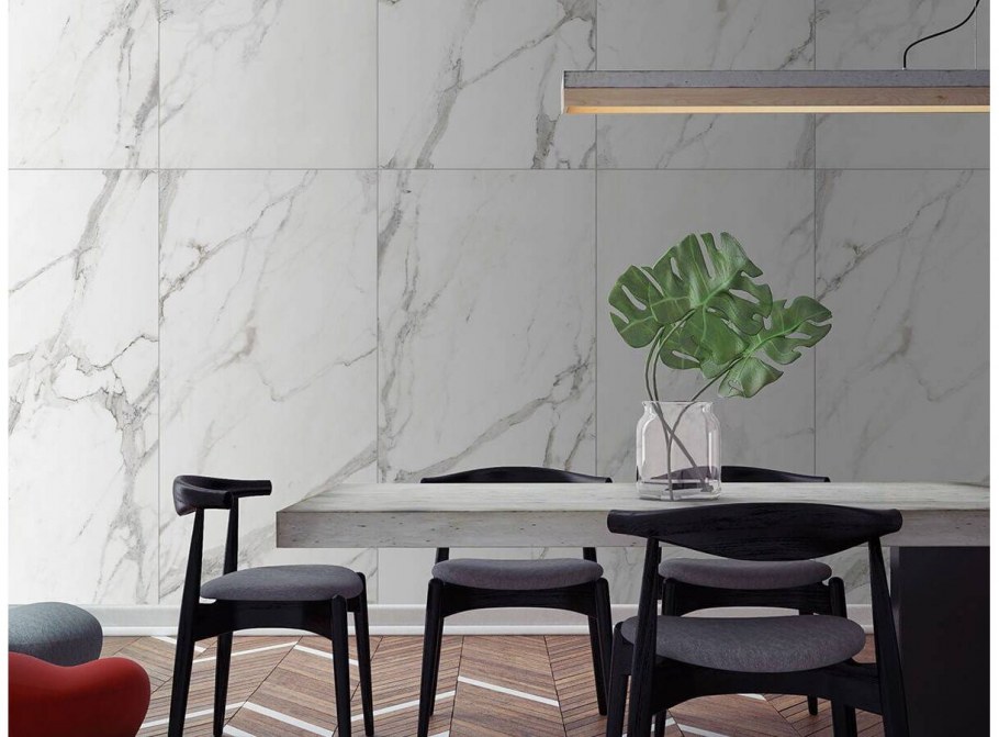 Мраморная стена на кухне