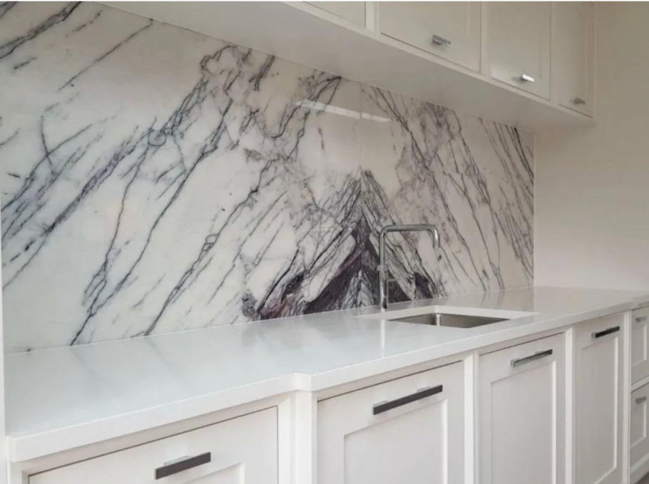 Ванная комната белый мрамор с бронзой