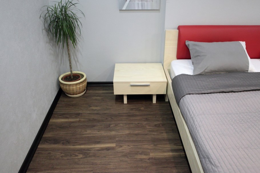 Красивый ламинат в интерьере с людьми