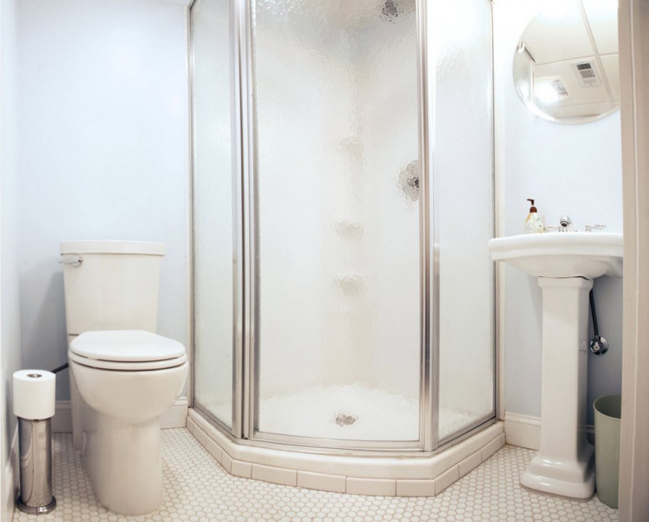 Маленькая ванна с душевой кабиной