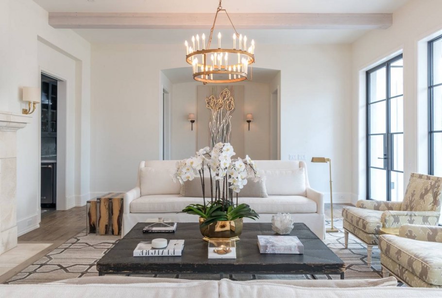 Люстра крупным планом в интерьере