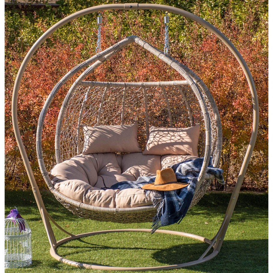 Пергола с качелями кокон