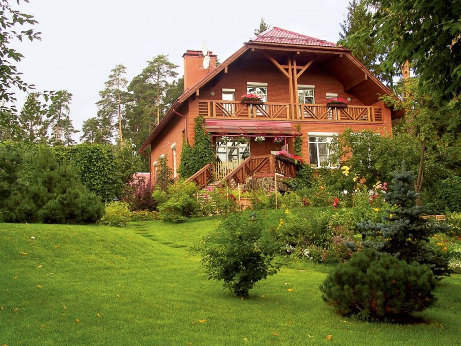 Беседка на газоне