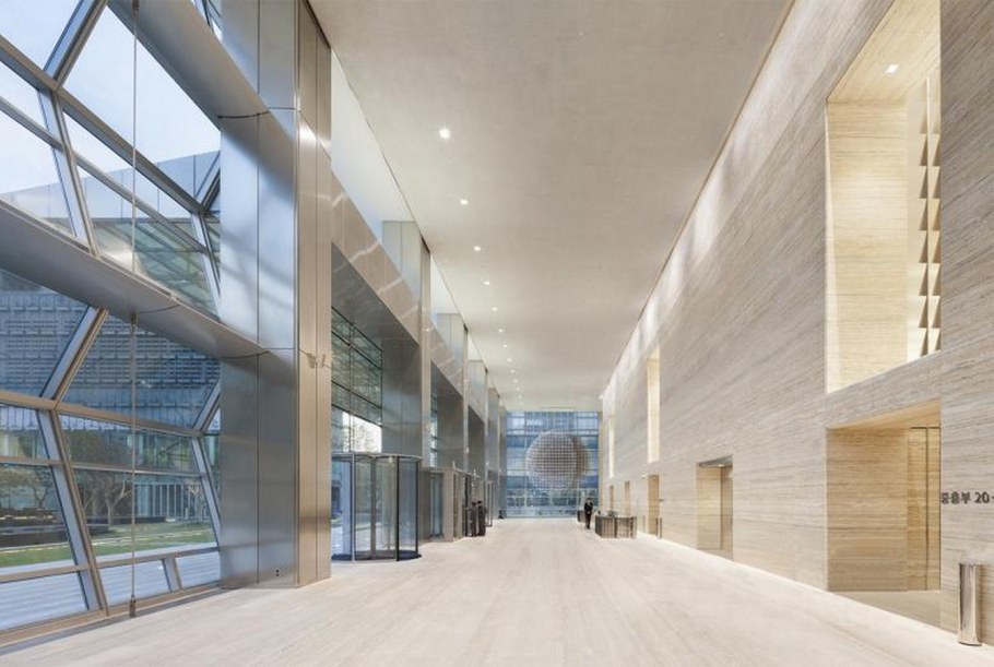 Tribune Tower внутри