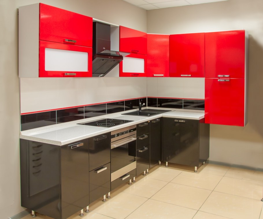 Красные кухни