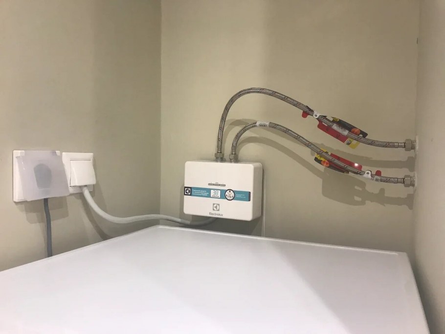 Проточный водонагреватель в интерьере ванной