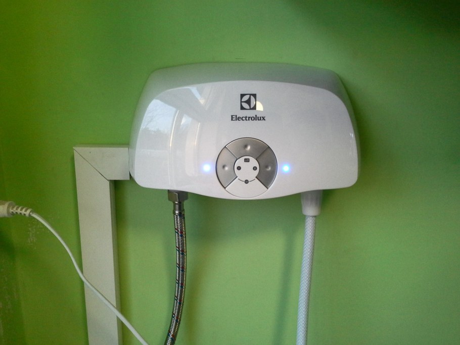 Человек и водонагреватель