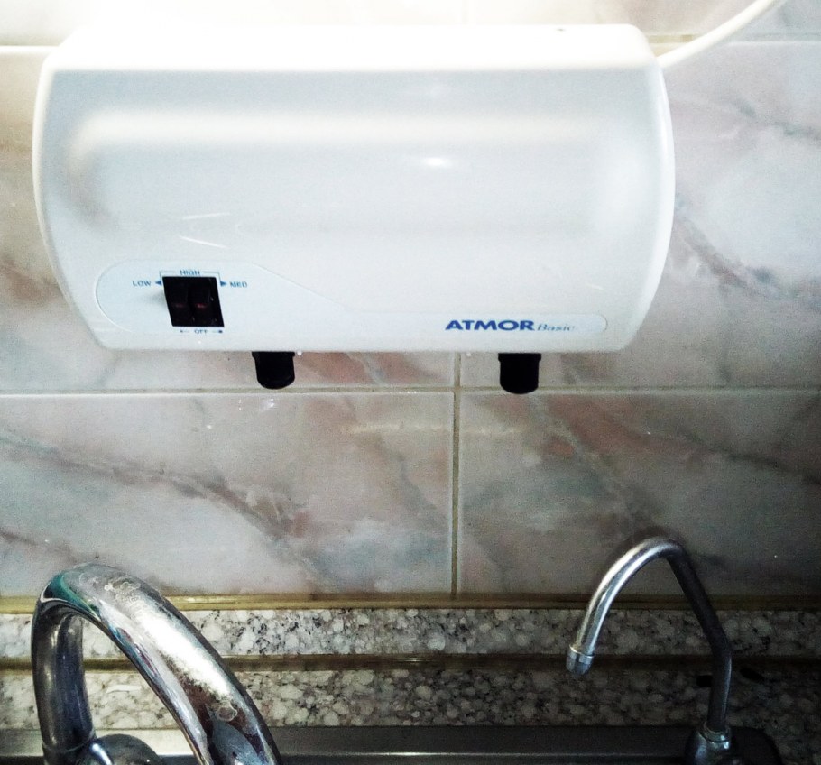 Проточный водонагреватель с вилкой для розетки