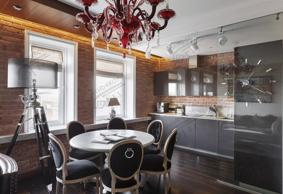 Кирпич и лепнина в интерьере