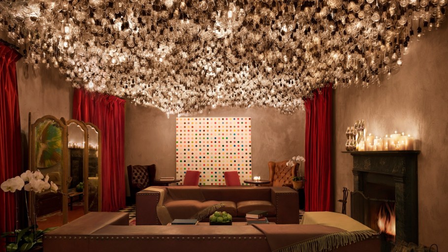 Отделка потолка доской