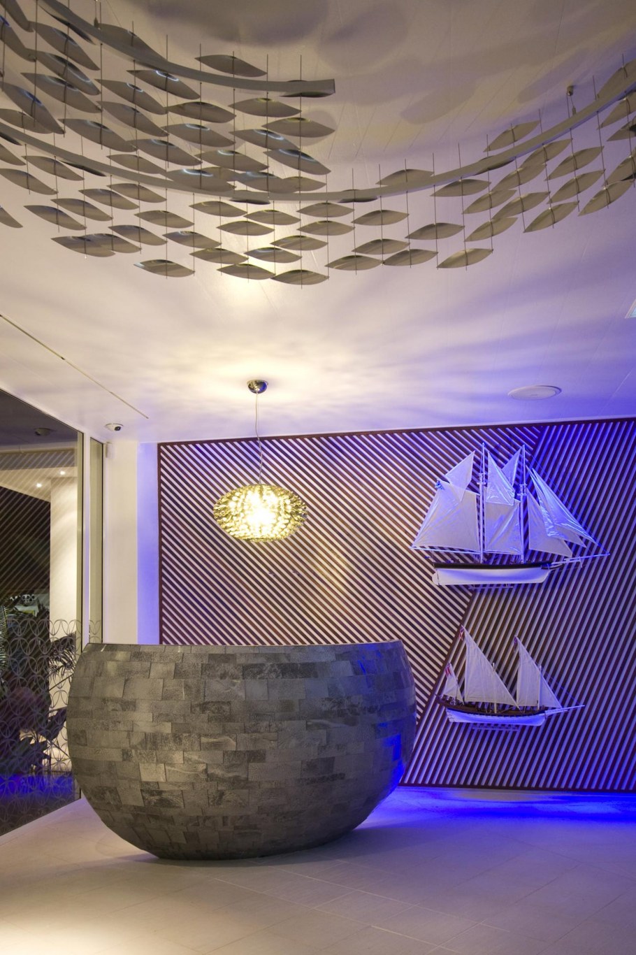 Дешевый декор потолка