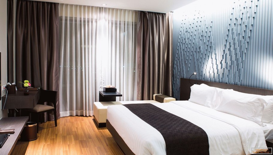 Спальня с коричневой кроватью