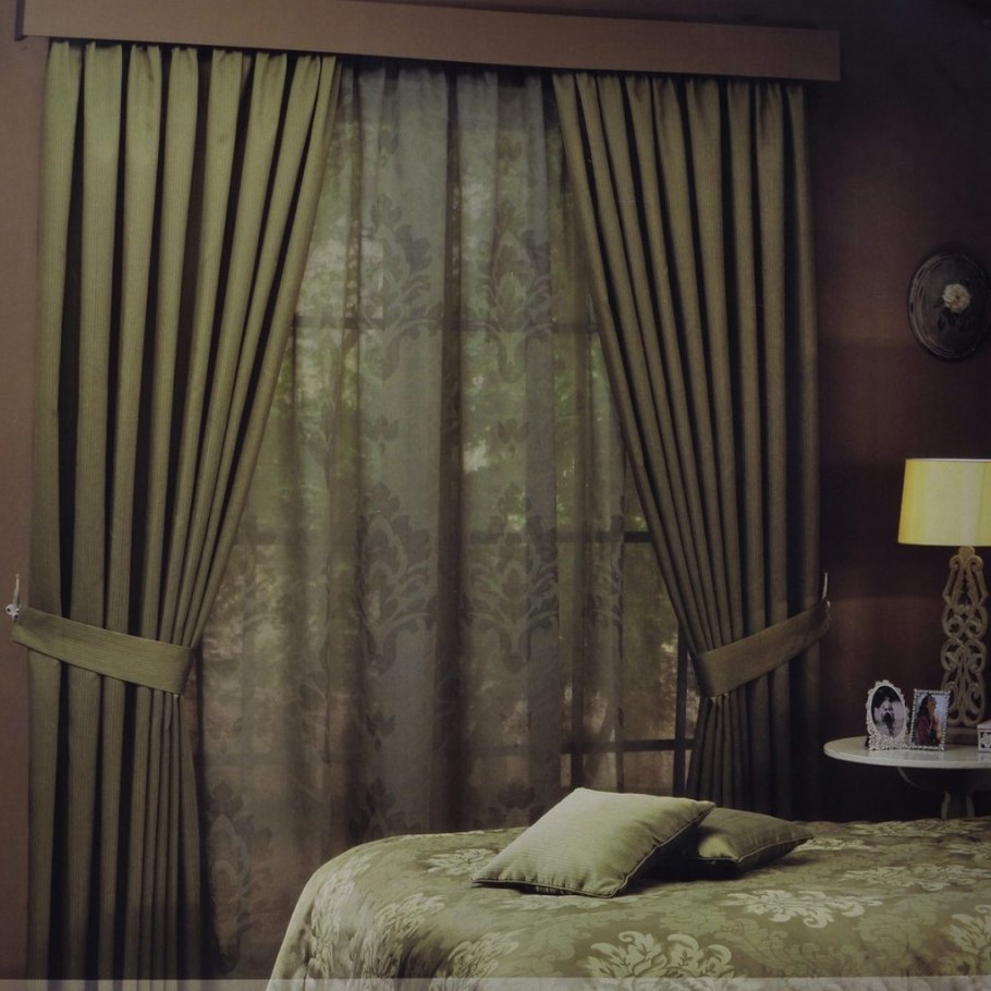 Коричневые шторы в спальне