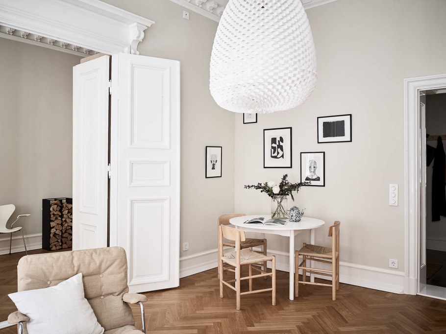 Коричневый диван в скандинавском стиле