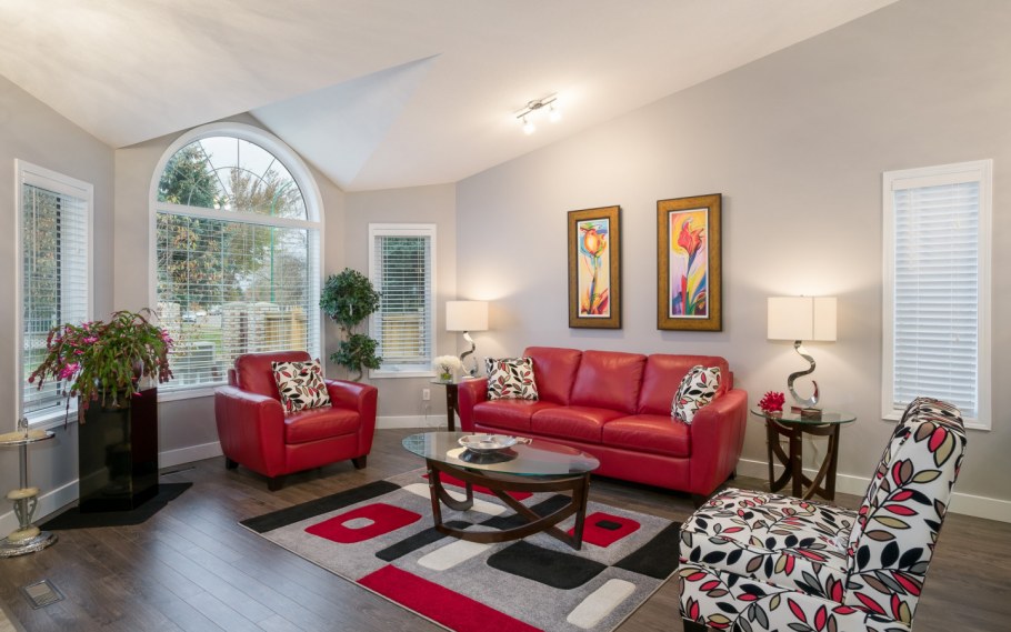 Гостиная с разными креслами