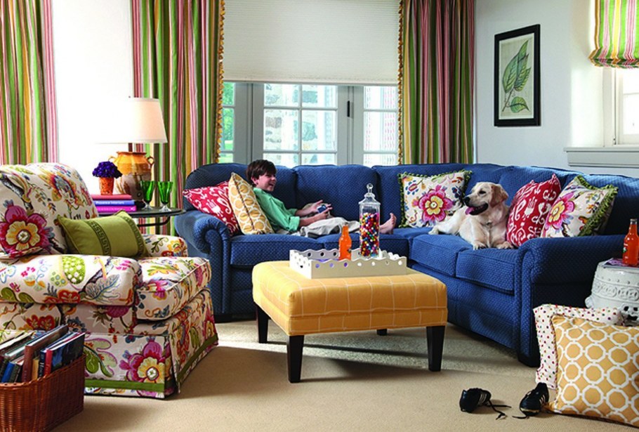 Диван и кресло разных цветов в интерьере