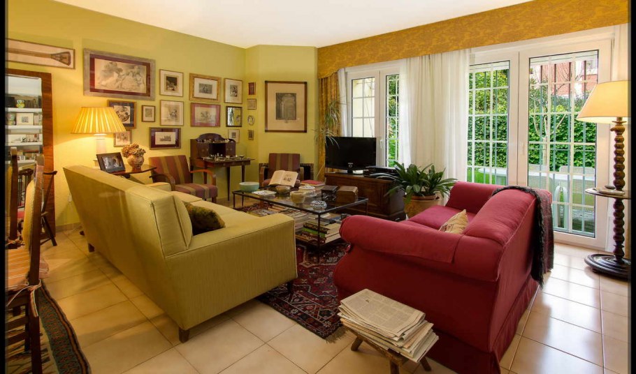 Кресло в интерьере гостиной