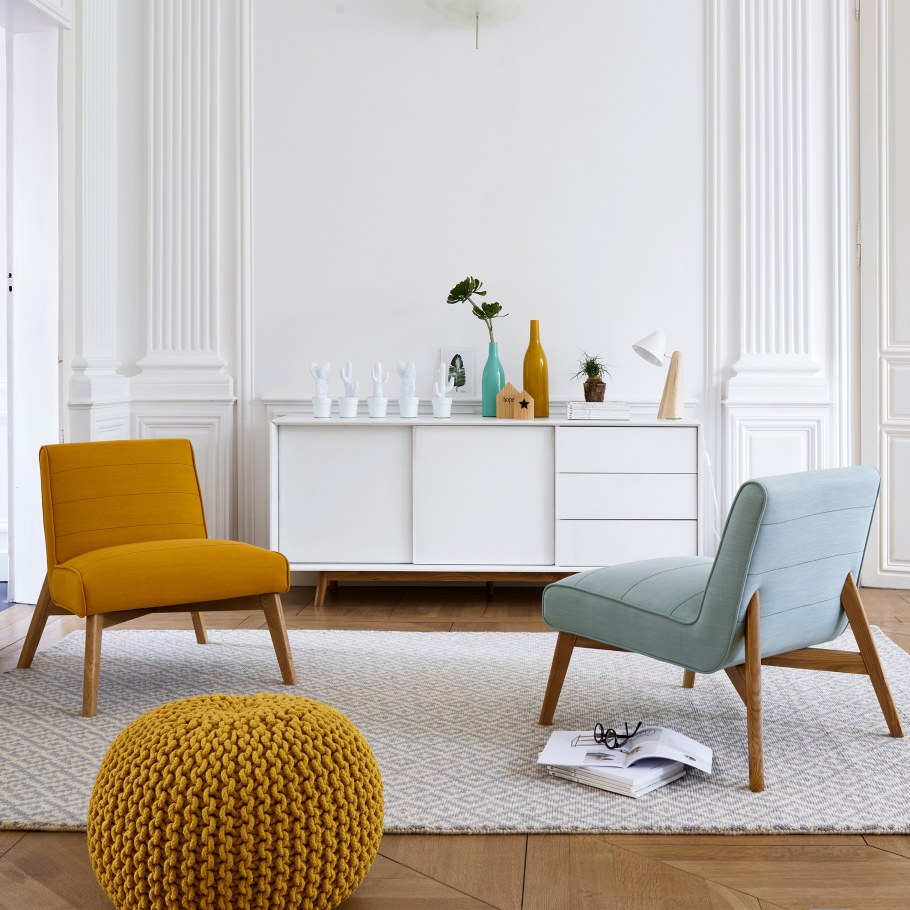 Красный диван в интерьере гостиной