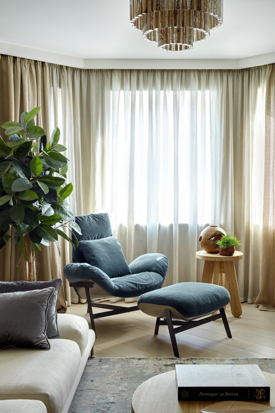 Цветные диваны в интерьере гостиной