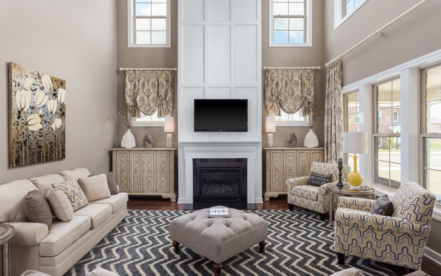 Интерьер комнаты с двумя диванами