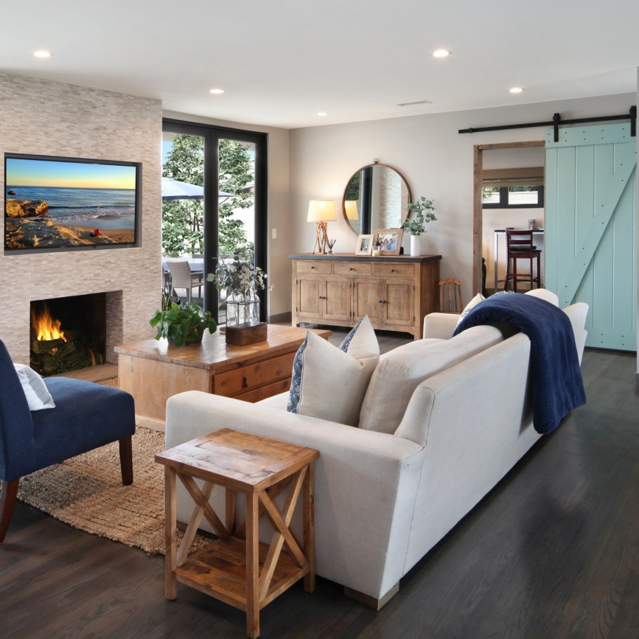 Комната с двумя диванами