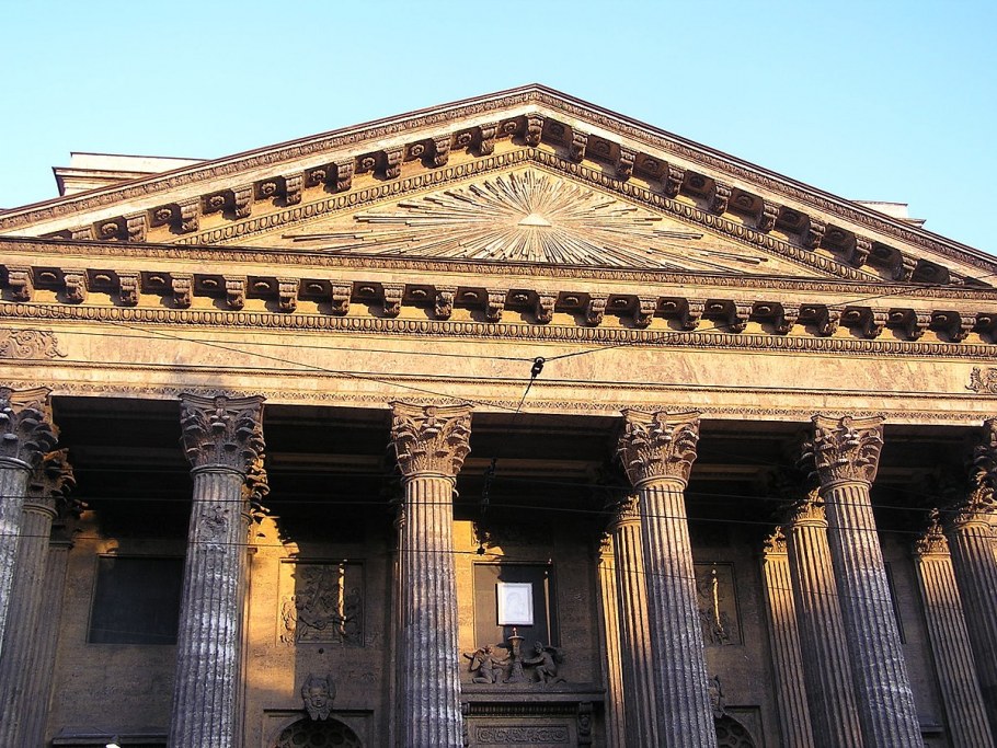 Фронтон Казанского собора в Санкт-Петербурге