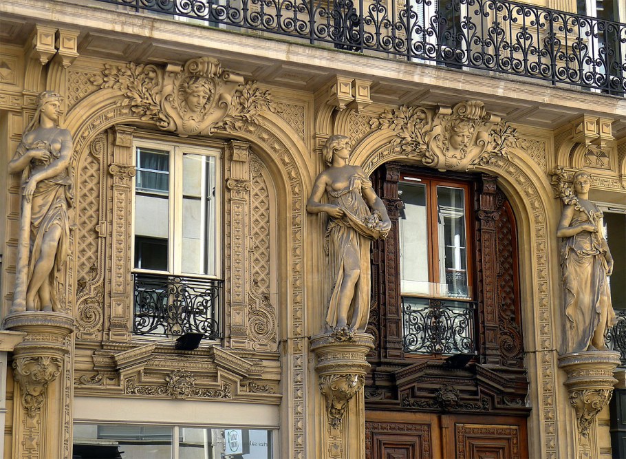 Восточный фасад Лувра в Париже