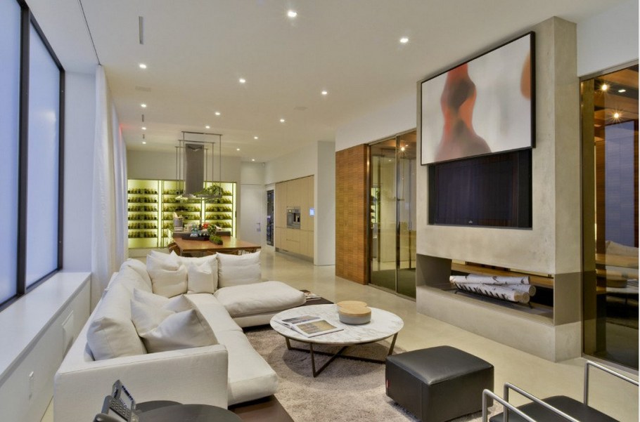 Телевизор в центре гостиной