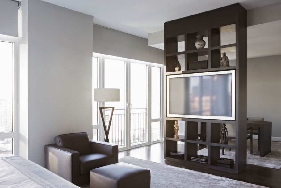 Камин в колонне в современном интерьере