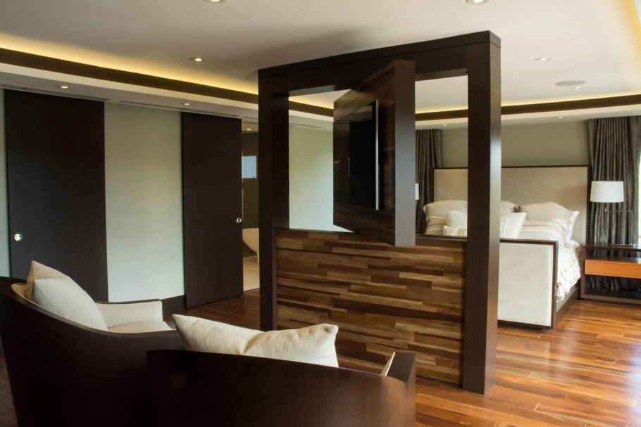 Телевизор посреди комнаты