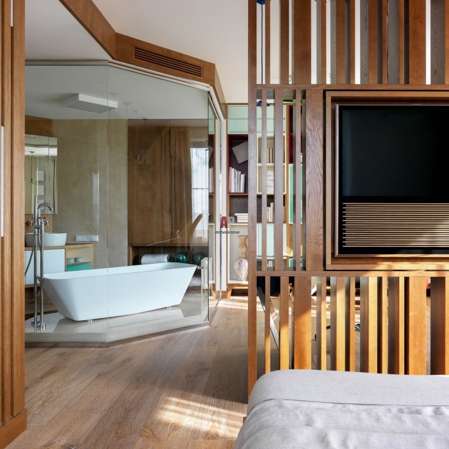 Телевизор между кухней и гостиной