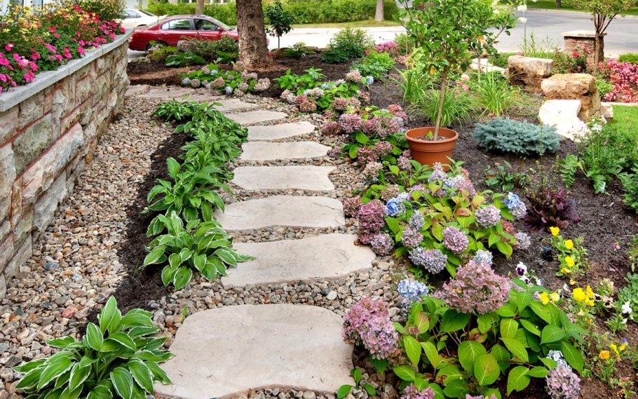 Бордюр вдоль дорожки