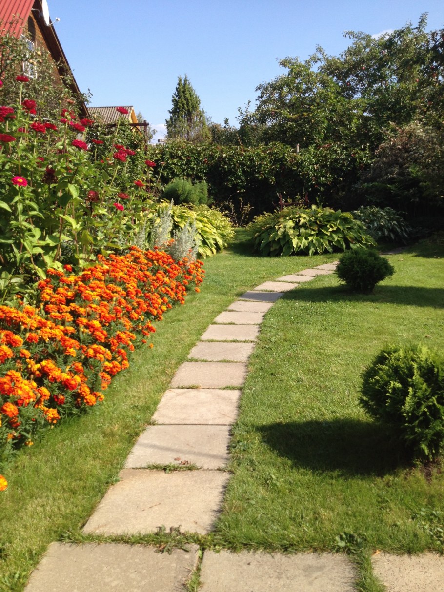 Каменные клумбы и дорожки в саду