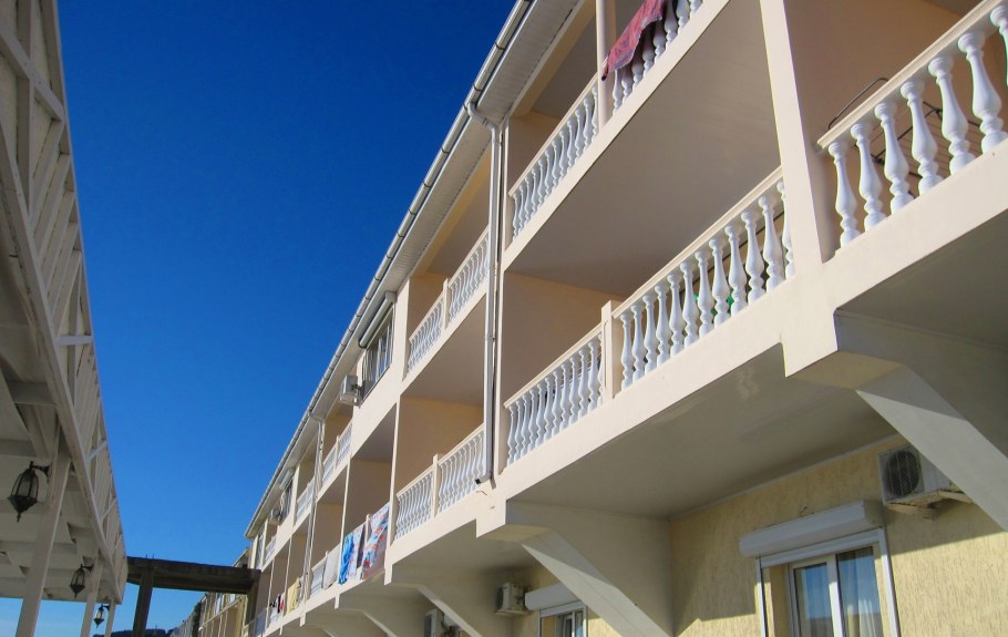 Эллинги в Крыму на берегу моря