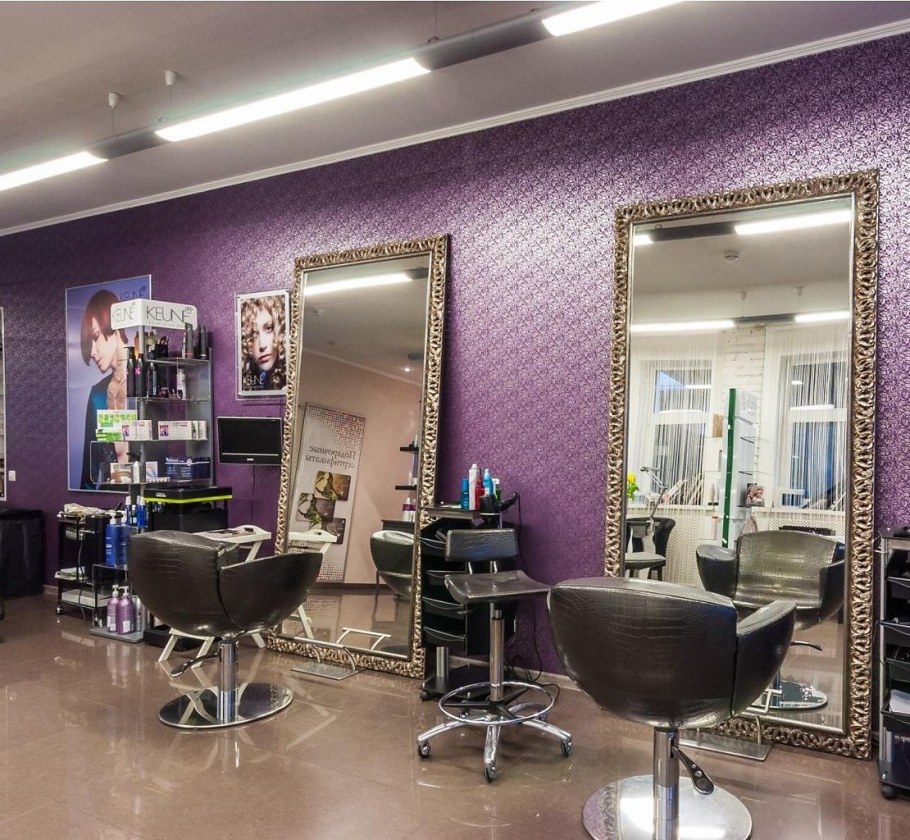 Девушка с косметикой