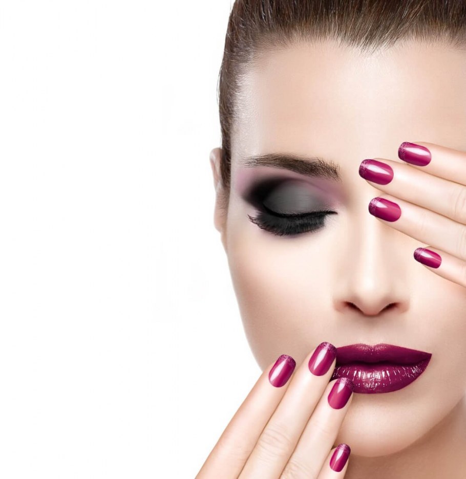 Девушка с маникюром