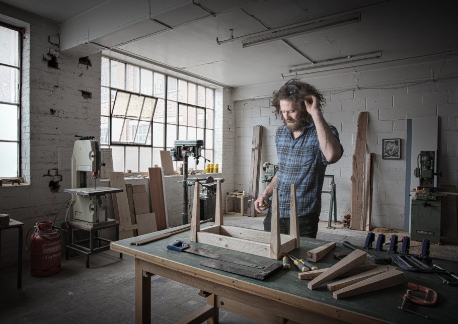 Мастерская художника с кроватью