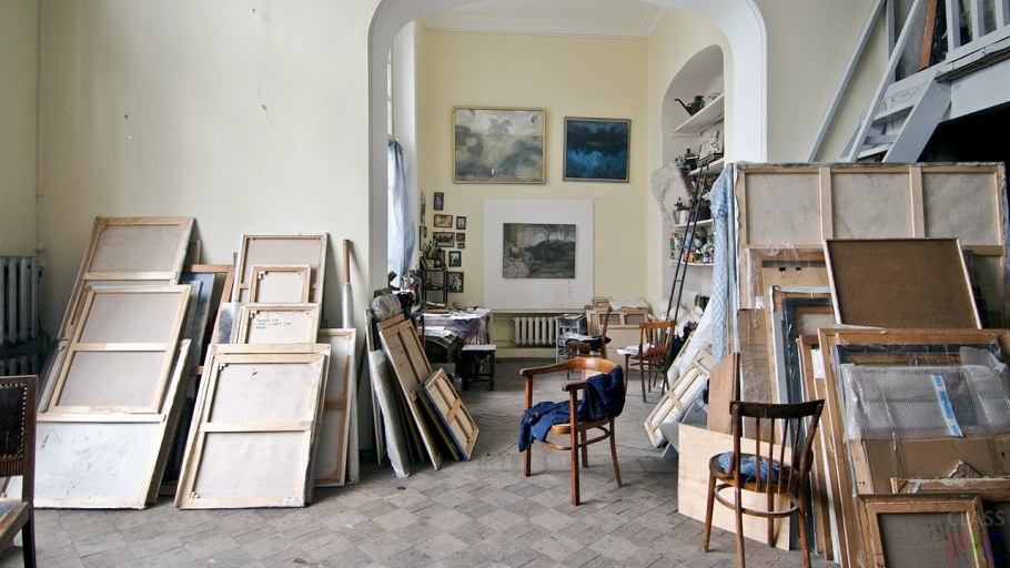 Мастерская художника в тёмных тонах с людбми