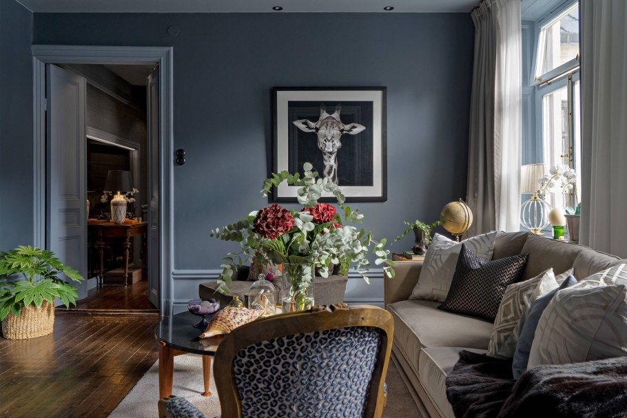 Белые стены темная мебель