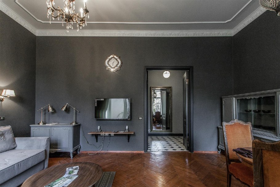 Диван в темной комнате