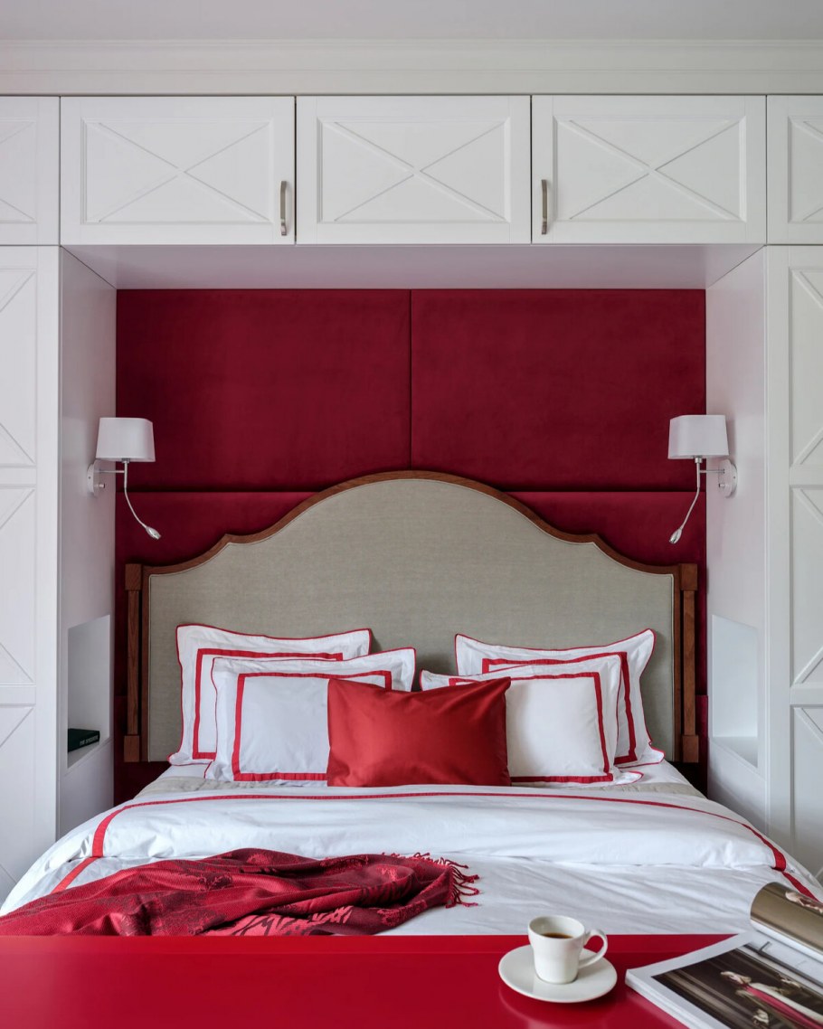 Красная кровать в интерьере спальни