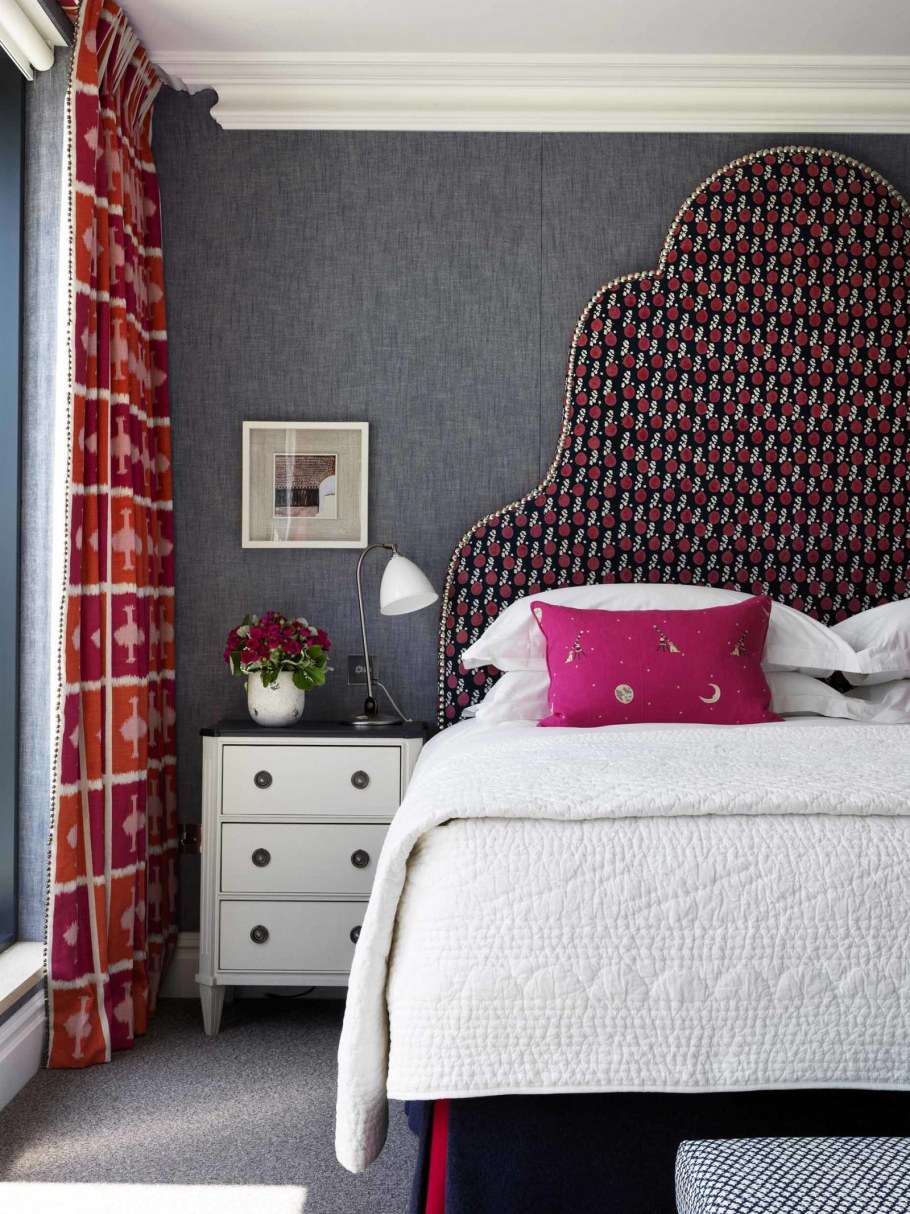 Красная кровать в интерьере спальни